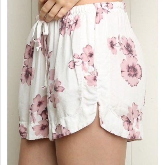 Brandy Melville Floral Eve Shorts Cherry Blossom Sakura RARE NWT - Picture 1 of 7